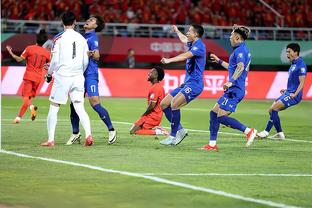 半场：中国2-0新加坡 武磊双响+失点 费南多边路屡造威胁